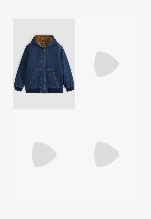 Blå denim lynlåsjakke med hætte, brun quiltet for, forlommer, ribkant ved ærmeafslutning og talje samt snøre i hætten.; Enkel hvid T-shirt med korte ærmer og rund hals med afslappet pasform, vist på en lys baggrund.; Mørkeblå lige ben denim jeans med fem lommer og hvide kontrastsyninger, knaplukning og bæltestropper.; Brun læderankelstøvle med sort krave, gule snørebånd og tanfarvet sål. Har logo og hvide syninger som detalje. Robust ydersål med greb.
