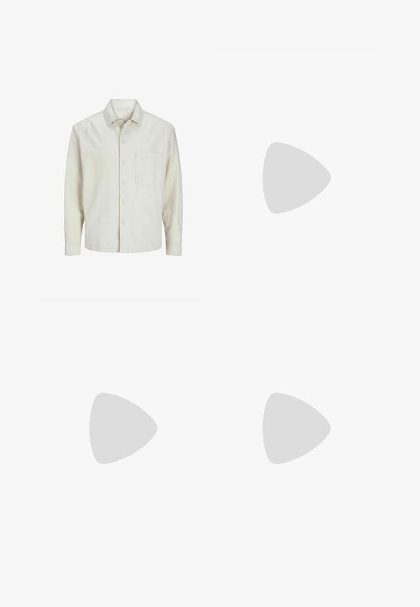 Beige knap-skjorte lavet af bomuld med klassisk krave, lange ærmer, en brystlomme og en afslappet pasform. Glat, blød tekstur.; Hvid kortærmet t-shirt lavet af bomuld, med rund hals, løst fit og glat tekstur uden synlige mønstre eller accenter.; Beige bomuldsbukser med afslappet pasform, elastik i taljen og snøre. Har sidelommer og lige ben. Ingen synlige mønstre.; Hvide sneakers lavet af struktureret syntetisk materiale, med rund tå, snørelukning og en let forhøjet gummisål.