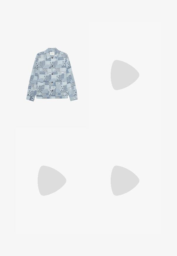 Camisa azul claro con botones y mangas largas que presenta un patrón de patchwork con varios diseños geométricos y florales en tonos azules y blancos.; Camiseta de algodón azul con mangas cortas, con un logo gris en la parte superior izquierda del pecho, escote redondo y un corte relajado.; Pantalones de algodón marrón con un corte recto, presentan un cierre de un botón, pasadores para cinturón y pliegues marcados en la parte delantera.; Botas de ante marrón hasta el tobillo con paneles elásticos laterales y tiradores, que cuentan con una suela de goma y un logo sutil en el lateral.