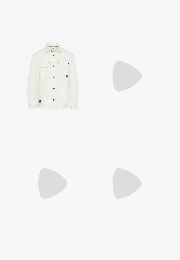 Witte denim jas met knopen, voorzien van twee borstflapzakken, zwarte knopen en een klein zwart logopatchje op de voorzoom.; Effen wit T-shirt met korte mouwen, een klein borstzakje aan de linkerkant en een ronde hals.; Marineblauwe slim-fit herenbroek met riemlussen, sluiting met knoop aan de voorkant en zijzakken, tentoongesteld tegen een witte achtergrond.; Off-white suède lage sneaker met witte veters en dikke witte rubberen zool, logo opzij en minimalistisch stikselontwerp.
