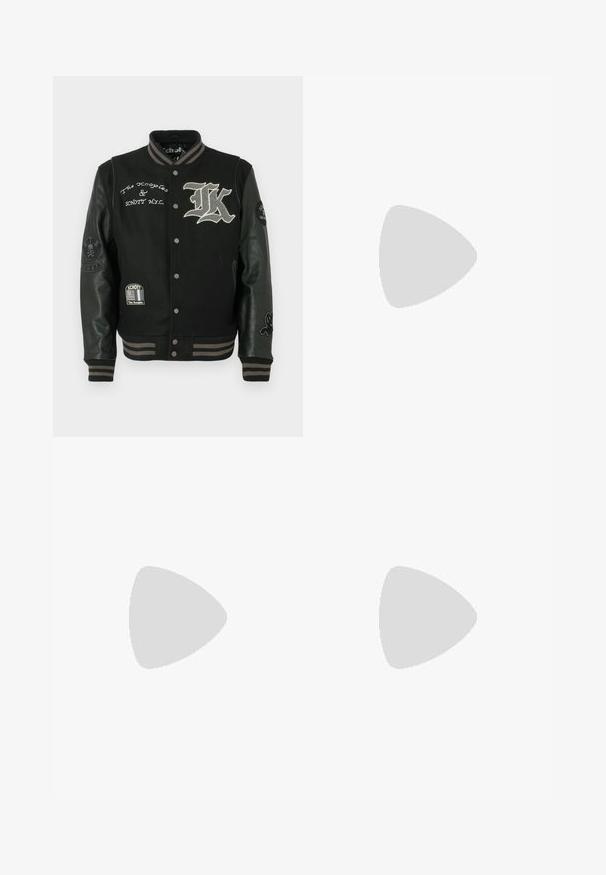 Schwarze Collegejacke mit einem Wollkörper und Lederärmeln. Bestickte Logos und Akzente, Druckknöpfe und gestreifte Rippbündchen an den Ärmeln.; Schwarzer Pullover mit Rundhalsausschnitt und langen Ärmeln. "VOLTAIRE" in kontrastierender Steppung über der Brust. Weicher Stoff und figurbetonter Schnitt.; Schwarze Jeans aus Denim mit schlanker Passform, die an den Knien ausgefranste Risse, tonale Nähte und einen klassischen Knopf- und Reißverschluss haben.; Schwarzer flacher Ledersneaker mit schwarzen Schnürsenkeln, strukturierter Gummisohle und kleinem eingeprägtem Logo an der Seite, im Profil vor grauem Hintergrund gezeigt.