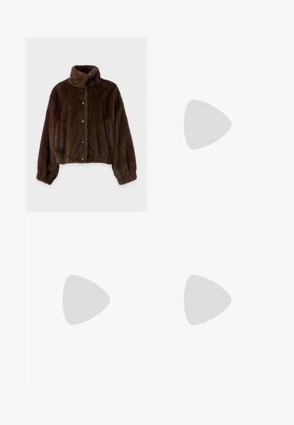 Braune kurz geschnittene Jacke aus Kunstfell mit hohem Kragen, Druckknöpfen vorne, langen Ärmeln sowie elastischen Bündchen und Saum.; Schwarzes, tailliertes Kleid mit kurzen Ärmeln, das das gold-weiße "VERSACE JEANS COUTURE"-Logo und komplexe goldene Muster auf der Vorderseite zeigt.; Schwarze kniehohe Lederstiefel mit klobigem Absatz und Plattformsohle, ausgestattet mit vier dekorativen goldenen Knöpfen nahe der oberen Kante.; Cremefarbenes Leder-Umhängetasche mit silberner Kettenriemen, ausgestattet mit einem flügelförmigen Metalllogo auf der Vorderseite und einer Reißverschlusstasche.
