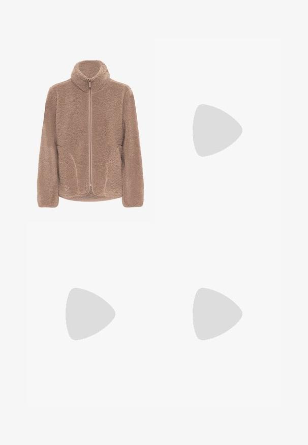 Fleecejacke in Hellbraun mit hohem Kragen, durchgehendem Frontreißverschluss, seitlichen Taschen und strukturiertem Stoff für Wärme und Komfort.; Dunkelbrauner, gestrickter Pullover mit langen Ärmeln und V-Ausschnitt, vor weißem Hintergrund präsentiert.; Braune Hose mit weitem Bein, elastischem Bund und Kordelzug, aus weichem Stoff, vor weißem Hintergrund gezeigt.; Beige High-Top-Sneaker mit einem Design aus Wildleder und Mesh, verstellbaren Klettverschlüssen und einer dicken Gummisohle mit einem Zickzack-Muster.