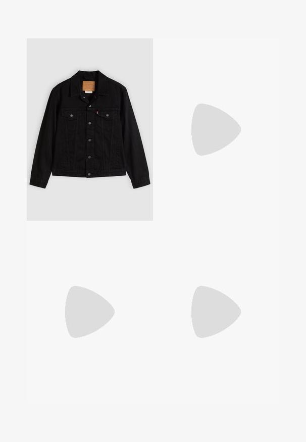 Zwarte spijkerjack met een klassiek ontwerp, voorzien van een puntkraag, borstzakken, vijf knopen aan de voorkant en een leren merkembleem.; Zwart corduroy overhemd met lange mouwen, knoopsluiting, twee borstzakken en een puntige kraag. Geweven stof met een gladde afwerking.; Grijze recht uitlopende spijkerbroek met voor- en achterzakken, riemlussen en knoopsluiting, plat gelegd op een witte achtergrond.; Zwarte leren instappers met een gladde afwerking, ronde neus, lage hak en decoratieve stiksels aan de voorkant. Rubberen buitenzool voor grip.