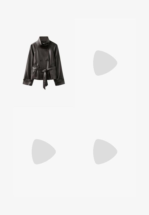 Veste en cuir marron foncé avec col montant, boutons croisés, poches avant, taille ceinturée et poignets boutonnés.; Haut blanc à manches longues avec un design croisé et une poche. Fabriqué dans un tissu lisse et extensible. Coupé dans une coupe décontractée et ample.; Jean large en denim bleu clair avec taille haute, fermeture à double bouton, poches avant et passants de ceinture.; Bottine en suede marron, montant jusqu'au genou, avec un bout pointu et un talon fin. Présente deux boutons-pression argentés et un design de haut froncé.