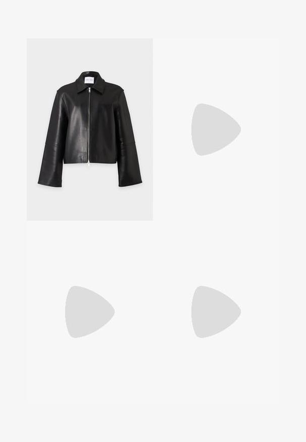 Veste en cuir noire avec une fermeture éclair argentée à l'avant, des manches longues larges et un col pointu sur fond blanc.; Haut noir sans manches en maille côtelée avec col et petite attache métallique au niveau de l'encolure, avec une étiquette rouge de la marque Diesel à l'intérieur du col.; Jean denim bleu délavé à jambes droites avec fermeture par bouton et zip, poches avant et poche monnaie, présenté sur un fond clair uni.; Escarpin en daim noir à bout pointu avec un talon stiletto fin de hauteur moyenne et un design à coupe basse sur un fond uni.