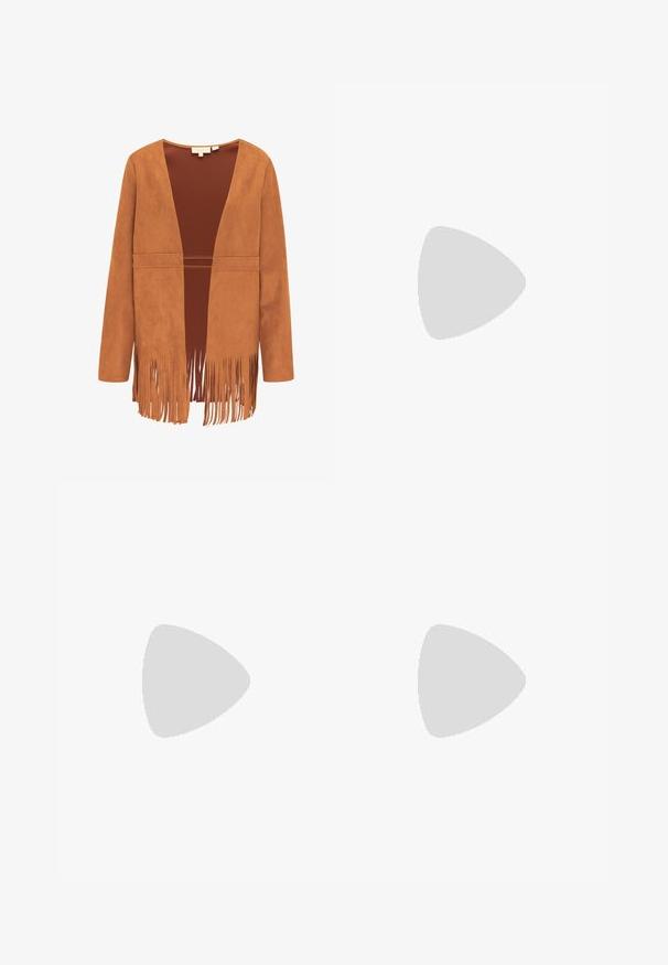 Braune Wildlederjacke mit offenem Vorderteil, langen Ärmeln und Fransen am unteren Saum und an den Kanten.; Blumenkleid in Schwarz mit pinken und roten Blumen. Faltendes Design, V-Ausschnitt und geschichtete Gestaltung mit Rüschendetails am Saum.; Felmini Stiefelette - sand; Schultertasche mit langem dunklem Riemen und bunten Lederfransen, die den Körper in verschiedenen Schattierungen und Farbtönen bedecken.