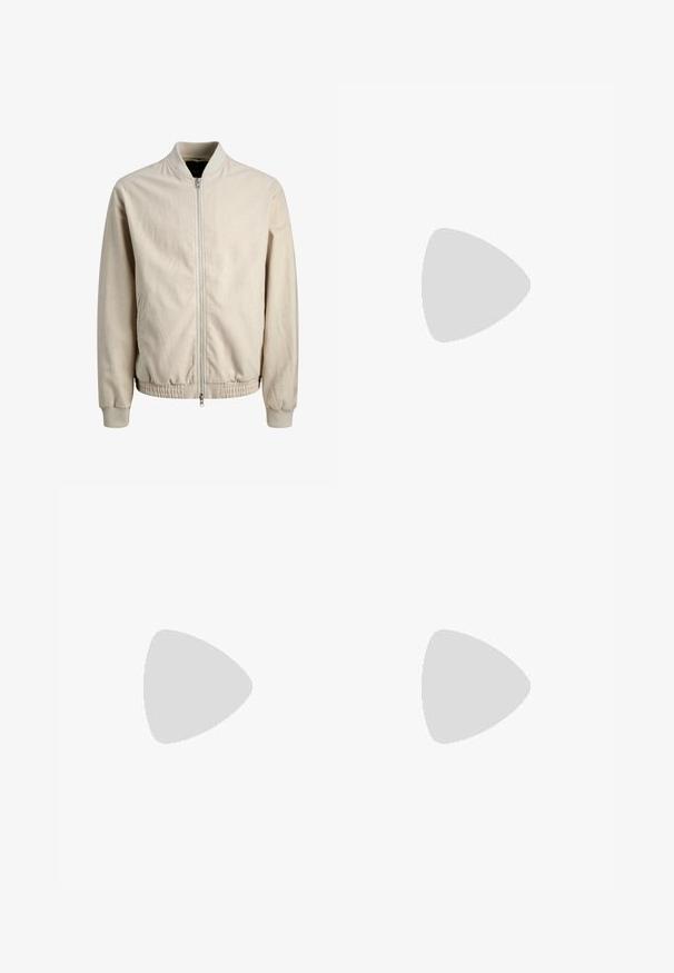 Veste bomber beige zippée avec col, poignets et ourlet côtelés, avec poches latérales et manches longues.; Pull en maille côtelée beige avec un col en V et des manches longues. Présente une coupe décontractée et un tissu texturé pour plus de chaleur et de confort.; Les Deux COMO TAPERED DRAWSTRING PANTS - Pantalon classique - bungee cord; Baskets en cuir blanc avec un bout arrondi, une semelle plate en caoutchouc marron et un design à six œillets avec lacets. Présentent des coutures discrètes et un logo sur le talon.