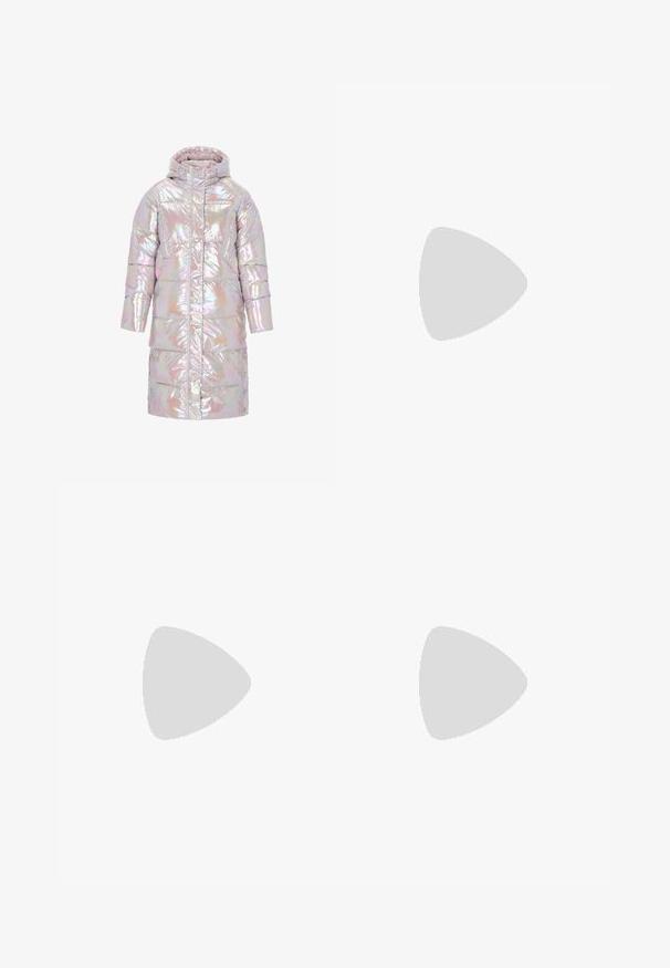 Doudoune iridescente avec capuche, présentant une finition brillante, un design matelassé, des manches longues et des accents à boutons-pression.; Sinead Gorey DISTRESSED PATCHWORK POCKET MINIDRESS WITH ZIP UP FRONT - Robe en jean - pink; Sandales à talons roses avec une finition brillante, dotées d'un design à lanière et d'un talon métallique fin. Texture lisse et style minimaliste.; Petit sac de soirée rectangulaire recouvert de strass violets avec une poignée ornée de strass argentés et une fermeture éclair noire.