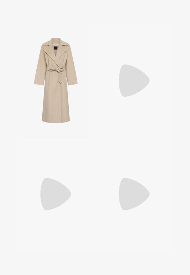 Long manteau en laine beige avec larges revers, ceinture nouée à la taille et deux poches avant.; Pull léger rose en tissu doux et texturé. Il présente un col rond, des épaules tombantes et des poignets et un ourlet côtelés. Design cropped.; Pantalon beige taille haute à jambes larges avec plis et poches latérales, doté d'une ceinture pliée et de détails de couture à l'avant.; Femme aux longs cheveux foncés assise, portant un blazer noir ample, un pantalon large assorti et des bottines foncées, sur un fond blanc uni.