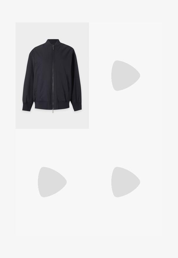 Sort bomberjakke med frontlynlås, ribbet krave, manchetter, kant og to sidelommer på en lys baggrund.; Hvid kortærmet strikket sweater med sorte horisontale striber på kroppen og armene, rund hals og ECOALF mærkelabel inde i kraven.; Bredde ben denimjeans i mørkeblå, med et diskret heltryk og klassisk fem-lomme-design. Syningen står i kontrast til stoffet.; Skinnende mørkebrune mule med spids tå og høje hæle med en tynd rem over foden på en ensfarvet hvid baggrund.