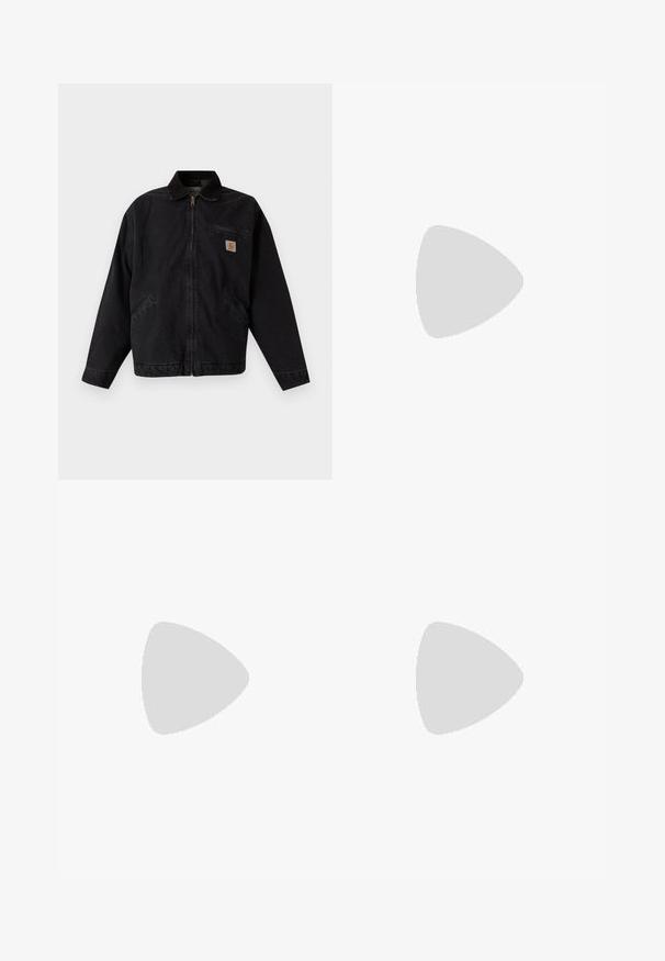Schwarze Jacke mit Reißverschluss und Kragen, zwei Seitentaschen, einer Reißverschlusstasche auf der Brust und einem kleinen quadratischen Carhartt-Logo auf der Vorderseite.; Schwarzes Kurzarm- Baumwoll-T-Shirt mit Rundhalsausschnitt und einem weißen Logo "XTC VERTERE" auf der linken Brustseite. Glatte Textur.; Schwarz gestreifte Hose aus einem Baumwollmix. Verfügt über ein gerades Bein-Design, seitliche Taschen und einen Knopfverschluss.; Brauner Leder-Stiefelette mit schwarzem Kragen, gelben Schnürsenkeln und hellbrauner Sohle. Verfügt über ein Logo und weiße Ziernähe. Robuste Profilsohle.