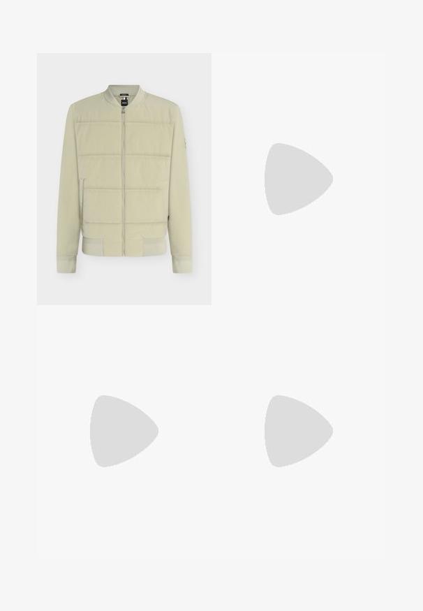 Blouson bomber matelassé beige clair avec fermeture éclair à l'avant, col, poignets et ourlet côtelés, et poches latérales.; Sweat-shirt vert clair à manches longues avec encolure ras du cou, poignets et ourlet côtelés, arborant un logo discret en relief sur la poitrine et une étiquette intérieure rouge au col.; Pantalon noir fuselé avec une taille élastique et un cordon, présentant une subtile texture côtelée verticale.; Mocassin pour homme en cuir noir avec un dessus embossé effet croco et un petit talon, présenté de profil sur un fond neutre.