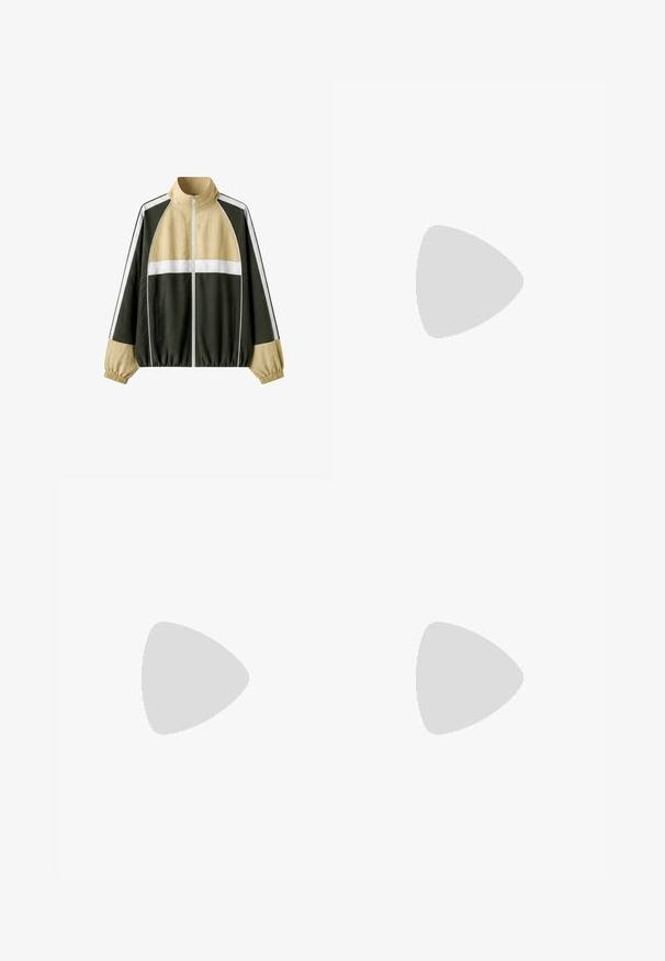 Lyse beige, hvid og mørkegrøn farveblokket lynlåstrøje med ståkrave og elastiske manchetter på lange ærmer.; Beige sports cropped t-shirt med korte ærmer, ribbet nederste del og subtilt logo på brystet. Glat tekstur, tætsiddende design.; Letvægtige, farveblokerede bukser har beige, hvid og lys grønne paneler i et chevron-design. Elastisk talje med justerbar snørelukning.; Par beige og grå chunky sål atletik-sneakers med snørebånd foran og trækstropper på hvid baggrund.
