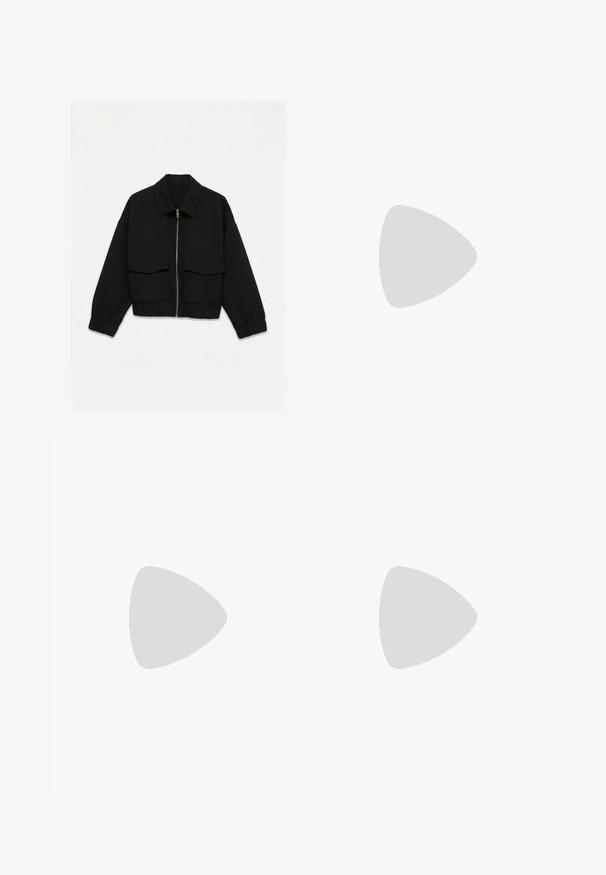 Veste noire zippée avec col, deux poches avant à rabat, manches longues et poignets et taille élastiques sur fond blanc.; T-shirt noir à manches longues avec col rond, silhouette ajustée et manches légèrement évasées, étiqueté avec la marque "Weekday" au niveau de l'encolure.; Jean en denim taille haute bleu clair avec poches avant, passants de ceinture, fermeture par bouton et jambes fuselées sur fond blanc.; Bottines en suede beige avec des accents en cuir marron, des œillets dorés et une semelle texturée. Chaussettes blanches visibles au-dessus des bottines.