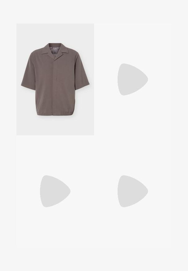 Chemise grise à manches courtes, coupe ample, avec col pointu et fermeture frontale dissimulée, dotée d'un ourlet élastique à la taille.; T-shirt oversize à manches courtes couleur crème avec col rond, présenté sur un fond blanc.; Shorts cargo beiges avec taille élastique, fermeture à cordon, et poches à rabat de chaque côté, présentés sur un fond blanc.; Baskets en daim beige avec semelles en caoutchouc blanc, bout rond et six œillets pour les lacets. Texture lisse avec un design minimaliste.