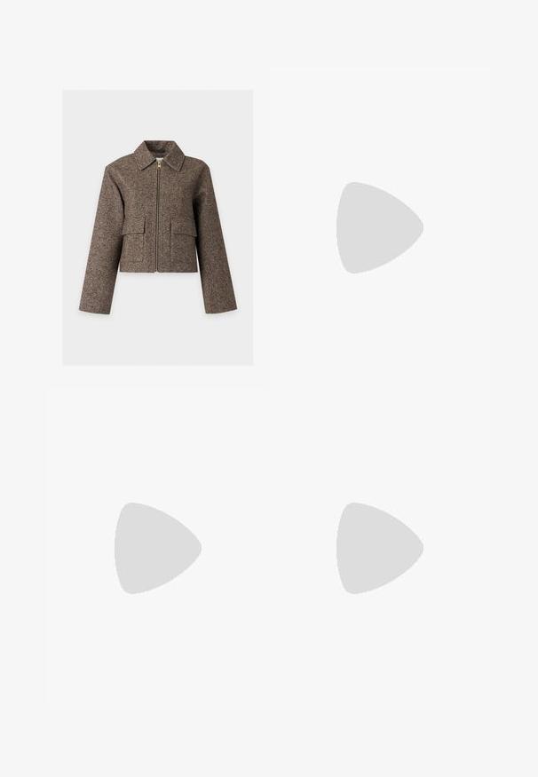 Veste en laine courte marron avec manches longues, fermeture éclair sur le devant, col pointu et deux poches à rabat sur fond uni.; Polo gris à manches longues fabriqué en matériau doux, avec un col, une patte de boutonnage demi-ouverte avec cinq boutons et des poignets côtelés.; Jean en denim bleu foncé à jambes larges avec bouton et poches à l'avant, présenté à plat sur fond blanc.; Bottes en cuir verni marron jusqu'aux genoux avec un bout carré, finition brillante et un talon épais pour la stabilité. Design sans couture sans matériel visible.