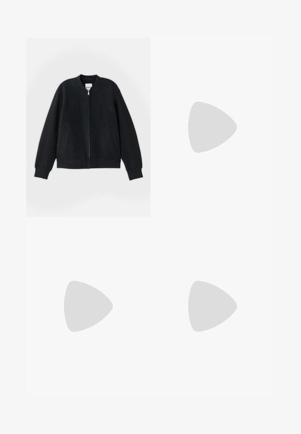 Čierna bomber bunda vyrobená z textúrovaného materiálu, so zapínaním na zips, pletenými manžetami a dvoma bočnými vreckami. Jednoduchý, minimalistický dizajn.; Čierny tielko vyrobené z hladkého, elastického materiálu. Má okrúhly výstrih a bezrúčkový dizajn, priliehavý strih a jednoduchý vzhľad.; Čierne formálne nohavice s záhybmi, pútkami na opasok a zapínaním na gombík v páse, zobrazené na jednofarebnom svetlom pozadí.; Čierne kožené poltopánky s okrúhlou špičkou, prešívanými detailmi, malým podpätkom a zlatými kovovými prvkami na pásiku. Hladká textúra po celom povrchu.