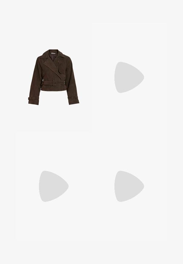 Donkerbruine suède cropped jas met brede revers, een getailleerde taille met riem en verstelbare riempjes aan de manchetten.; Bruine geribde tanktop met witte bies bij de halslijn en bandjes, met een vierkante hals en dunne schouderbandjes.; Lichtblauwe flared jeans met een hoge taille, gemaakt van denim. Kenmerkt zich door een klassiek vijf-pocket ontwerp en een raw hem aan de mouwen.; Hoge donkerbruine leren laars met een blokhak en plateauzool, een gladde afwerking en een middenkuithoogte.
