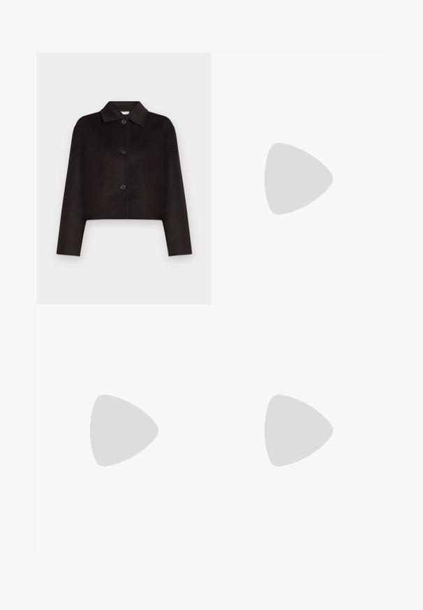 Schwarze, kurze Jacke mit langen Ärmeln, spitzem Kragen und drei Frontknöpfen auf hellgrauem Hintergrund.; Langärmliges Oberteil in hellbeige, mit Rundhalsausschnitt und figurbetontem Schnitt. Hergestellt aus weichem, dehnbarem Stoff mit feiner Textur. Kleines Logo-Detail am Saum.; Braune Schlaghosen mit glatter Textur, die einen vorderen Knopfverschluss und vertikale Nähte für Struktur aufweisen.; Tamaris Stiefel - brown