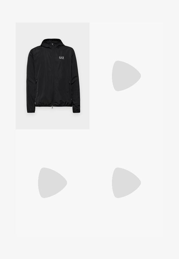 Veste légère noire avec capuche, fermeture éclair à l'avant, deux poches latérales et logo EA7 blanc sur la poitrine. Tissu lisse et brillant.; T-shirt en coton noir avec un col en V et des manches courtes. Présente un logo EA7 blanc sur la poitrine gauche. Texture lisse, coupe standard.; Pantalons de jogging noirs en tissu doux, présentant une coupe fuselée et deux poches cargo latérales avec un logo discret sur une poche.; Sneaker blanche avec un dessus en cuir lisse, des lacets beige et un onglet de talon en daim beige texturé. Semelle surélevée pour une hauteur supplémentaire.