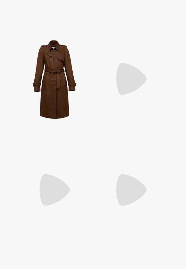 VSP Helena - Trenčkot - dark brown; Svetlomodrá džínová košeľa s dlhými rukávmi, špicatým golierom, dvoma náprsníkovými vreckami, zapínaním na gombíky a jemnou textúrou. Žiadne viditeľné vzory.; Hnedé na mieru šité nohavice s priamym strihom, vyrobené z hladkej látky, s záhybmi a štandardným pásom s pútkami na opasok.; Hnedé semišové kovbojské topánky s dekoratívnym prešívaním, stredným blokovým podpätkom a slučkou na ťahanie na bielom pozadí.