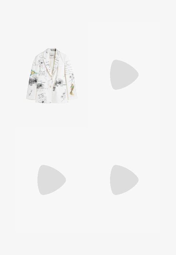 Blazer blanco con estampados florales negros y textos manuscritos, pájaros coloridos en las mangas, cuello con solapa entallada y dos botones delanteros.; Top sin mangas azul claro y blanco con efecto tie-dye, escote de capucha y lazo lateral fruncido ajustable.; Falda cruzada asimétrica transparente con patrón degradado en azul, verde y beige, sujeta con un cinturón decorativo con cuentas y cierre redondo.; Chancla de plataforma de color azul claro con parte superior de tela deshilachada, diseño de punta abierta, suela gruesa y redondeada, y suela gris texturizada.