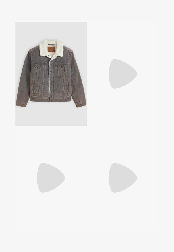 Veste en jean marron avec doublure et col sherpa blanc, fermeture boutonnée devant, poches poitrine à rabat et poches latérales pour les mains.; Chemise boutonnée à manches longues avec motif à carreaux marron et bleu marine et deux poches poitrine boutonnées, posée à plat sur fond blanc.; Jean en denim bleu avec une coupe évasée, cinq poches et une fermeture à bouton en laiton. Présente un léger délavage et des coutures contrastées.; Botte Chelsea en cuir marron avec des panneaux latéraux élastiques, bout rond, tirette et semelle texturée beige clair.