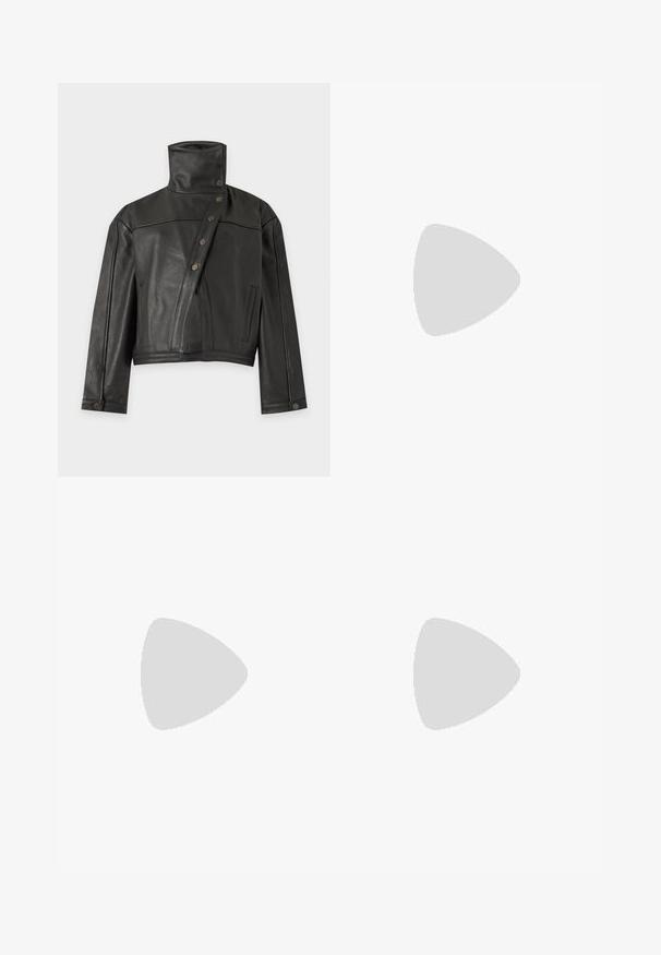 Zwarte leren jas met hoge kraag en asymmetrische voorzijde met drukknoopsluiting, lange mouwen en twee zijzakken.; Olijfgroene sweatshirt, zachte stof, ronde hals, lange mouwen, zijsplit met stoffen accent, geborduurd logo-detail aan de onderkant voor.; Zwarte leren kniehoge laars met elastische ribbel, profielzool en decoratieve band met goudkleurige metalen ring en klinknagels.; Zwarte leren handtas met gesneden rand, dubbele schouderbanden, zijkant ritscompartimenten en een zilveren sluiting met het label "Marc Jacobs" en een klein sleutelhanger.