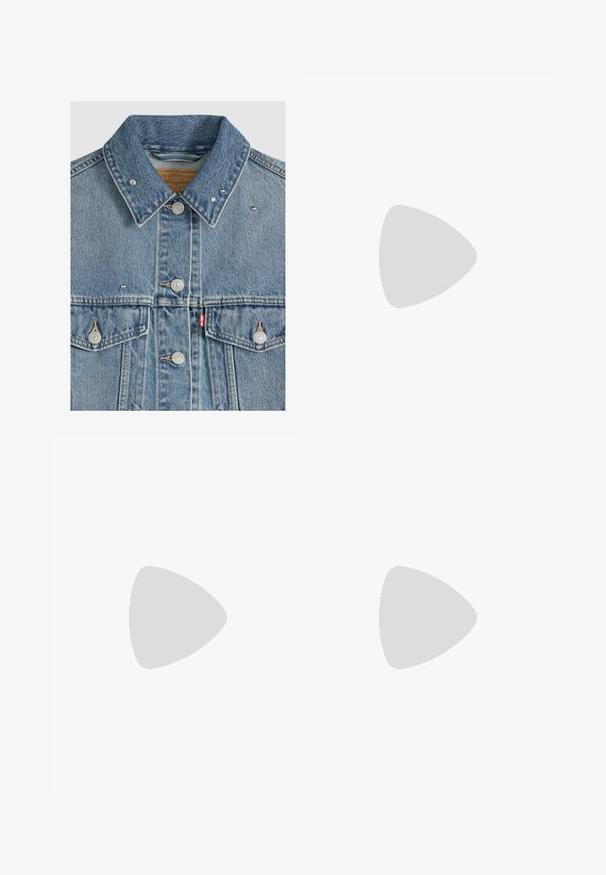 Veste en denim bleu clair avec boutons métalliques, deux poches poitrine, rivets métalliques sur le col et étiquette en tissu rouge Levi's sur la poche gauche.; Chemise en jean bleue à manches longues, boutonnée, avec col pointu et deux poches poitrine à rabat sur un fond clair.; Femme portant un jean bleu clair taille haute avec des jambes droites et des ballerines noires, debout devant un fond clair uni.; Bottine Chelsea en suédine marron avec panneau latéral élastique noir, languette à l'arrière, talon bas et bout pointu sur fond blanc.