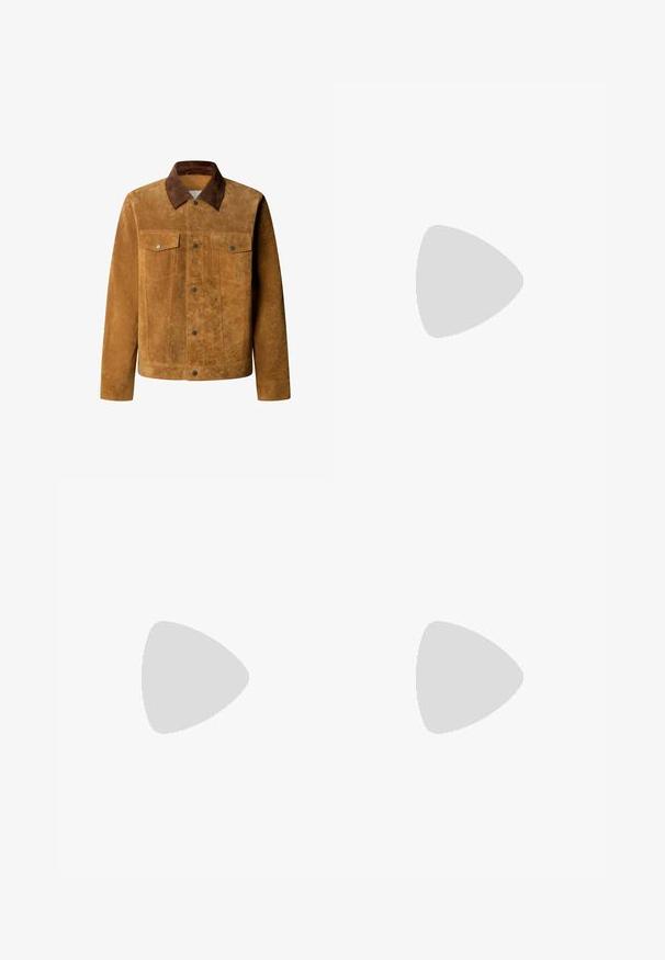 Braune Wildlederjacke mit dunkelbraunem Kragen, Druckknöpfen vorne und zwei Brustklapptaschen mit Knöpfen, auf weißem Hintergrund dargestellt.; Langärmliges Hemd mit Knöpfen und blau-schwarzem Karomuster, zwei Brusttaschen mit Knöpfen und spitzem Kragen auf weißem Hintergrund.; Ausgestellte blaue Jeans aus Denim mit mittelhohem Bund, die von dunkel zu hell verblassen. Sie verfügen über fünf Taschen und einen Knopfverschluss.; Braune Leder-Ankle-Boots mit spitzer Spitze, elastischen Seitenteilen, strukturierten Details auf der Vorderseite und einem niedrigen, gestapelten Absatz.