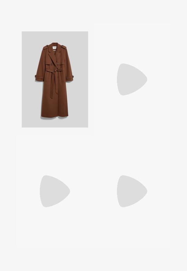 Langer brauner Trenchcoat mit Gürtel, mit geknöpften Schulterriemen und Manschettenlaschen, zwei Vordertaschen und breitem Revers.; Hemd in hellrosa mit gestreiften vertikalen Linien in grün und gelb, Knopfverschluss und langen Ärmeln mit kontrastierenden Manschetten.; Brauner Satin-Midirock mit einem elastischen Bund, glatter Textur und seitlichen Schlitzen für mehr Bewegungsfreiheit. Klassische A-Linie-Silhouette.; Schwarze Leder-Cowboystiefel mit spitzem Zehenbereich, dezenten Steppnähten und einem gestapelten Absatz. Sie besitzen einen hohen Schaft und eine Zuglasche.