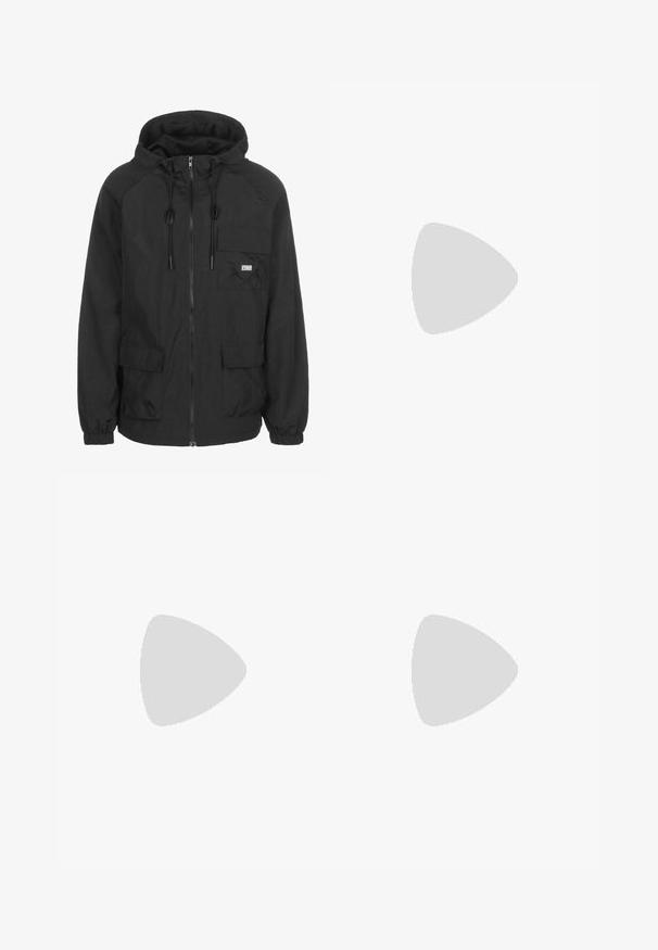 Chaqueta con capucha negra, hecha de tela ligera, con cierre frontal, cordón ajustable y un bolsillo en el pecho con detalle del logotipo.; Sudadera con capucha negra con un estampado gráfico frontal de una figura sobre un fondo nublado. Incluye un bolsillo tipo canguro y patrones de estrellas en las mangas.; Pantalones cargo negros fabricados con un tejido duradero, que cuentan con múltiples bolsillos laterales, lazos para el cinturón y un diseño de pierna recta.; Zapatillas negras que combinan materiales lisos y texturizados, con suela gruesa, diseño con cordones y acentos laterales distintivos.