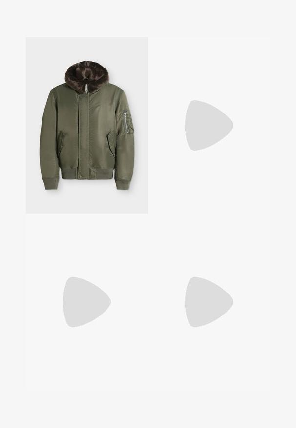 Veste bomber verte avec poignets et ourlet côtelés, poche zippée sur la manche gauche et col montant doublé en fausse fourrure marron.; Pull-over texturé noir à manches longues avec un col montant à demi-fermeture éclair et des poignets et ourlets côtelés, présenté sur un fond blanc.; Jean en denim bleu clair à jambe droite, avec fermeture à bouton, poches avant et passants de ceinture, présenté à plat sur fond blanc.; Bottines en cuir noir avec un bout rond, un laçage, et une semelle en caoutchouc robuste. Texture lisse avec une languette à l'arrière.