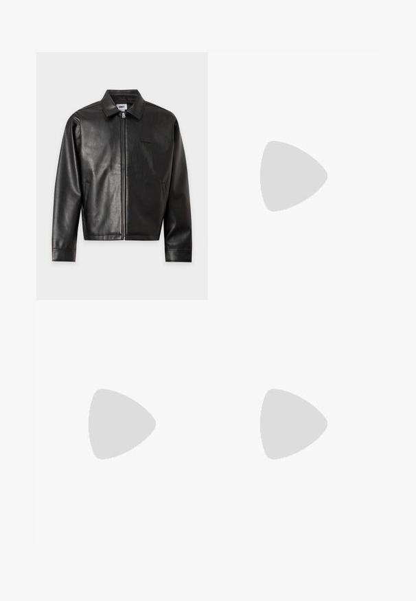 Μαύρο κα jacket από συνθετικό δέρμα με ολόκληρο φερμουάρ μπροστά, κλασικό γιακά, πλευρικές τσέπες, μακριά μανίκια και μικρό λογότυπο στο στήθος.; Απλό λευκό κοντομάνικο μπλουζάκι με στρογγυλή λαιμόκοψη, άνετη εφαρμογή και χωρίς ορατά λογότυπα ή σχέδια στο μπροστινό μέρος.; Μαύρο τζιν παντελόνι κανονικής γραμμής με πέντε τσέπες, κλείσιμο με κουμπί και θηλιές για ζώνη, παρουσιασμένο με την μπροστινή όψη σε λευκό φόντο.; Μαύρη δερμάτινη μποτάκι Chelsea με στρογγυλή μύτη, παχιά καουτσούκ σόλα και πλάγιες ελαστικές πινακίδες, τοποθετημένη σε ξύλινη επιφάνεια με φ foliage στο background.