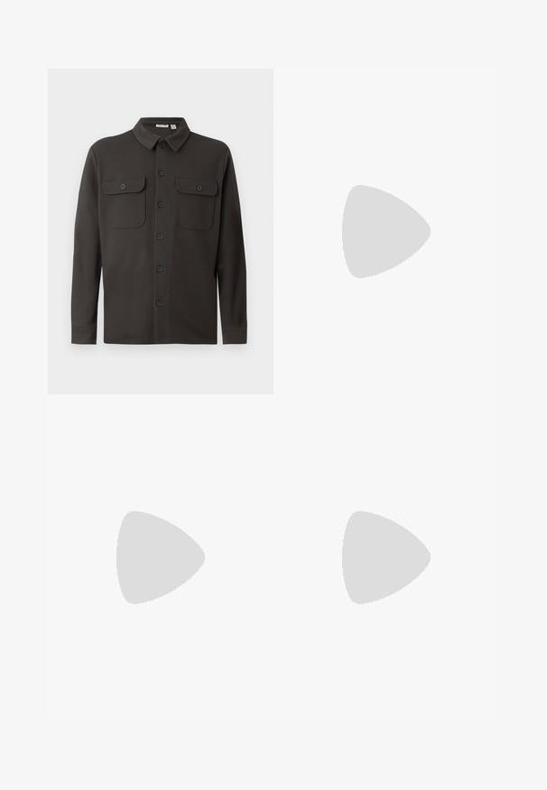 Camisa de botón gris oscuro, hecha de una tela suave, con cuello, dos bolsillos en el pecho y mangas largas con puños abotonados.; Camiseta de manga corta, a rayas grises y blancas, con cuello redondo y detalle de dos botones en el escote. Tejido suave con un ajuste casual.; Pantalones de algodón azul marino con un diseño de pierna recta. Cuenta con bolsillos delanteros, cierre de botón y detalles de costura visibles.; Zapatilla de cuero negra con rayas blancas, suela de goma texturizada y parte frontal con cordones. Cuenta con una etiqueta de marca en la lengüeta.