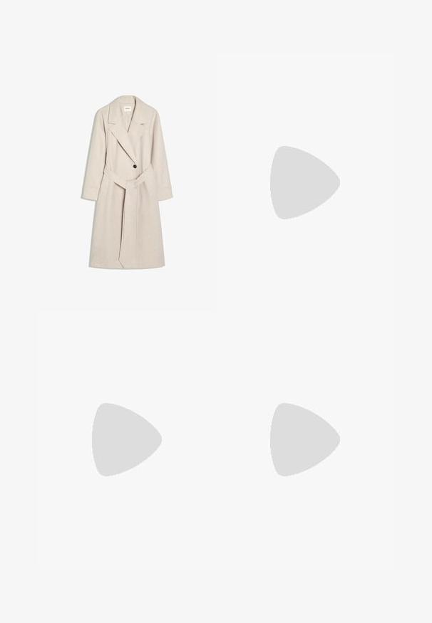 Lys beige lang uldfrakke med brede revers, lukning med enkelt knap, to sidelommer og et matchende stofbælte, der er bundet om taljen.; Beige ribstrikket sweater med lange ærmer og rund hals, lagt fladt på en hvid baggrund.; Beige brede bukser lavet af et let væv, med to sidelommer, flad front og en glat overflade.; Herres mørkebrune ruskind slip-on loafer med lav hæl og afrundet firkantet tå, vist i sideprofil på hvid baggrund.