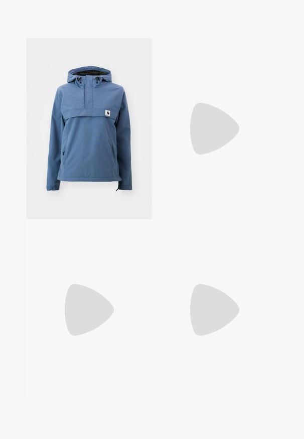 Chaqueta impermeable azul con diseño de media cremallera, capucha ajustable, puños elásticos y bolsillos laterales, fabricada con un tejido suave y duradero.; Camiseta de algodón negra con un corte relajado. Presenta un cuello redondo y mangas cortas. Incluye un pequeño logotipo bordado en dorado en el pecho.; Jeans azules de tiro alto y pierna recta con un acabado desgastado. Cuenta con cinco bolsillos, un cierre de botón y detalles de costura sutiles.; Zapatilla de ante azul con cordones blancos y un panel lateral de cuadros. Presenta una suela de goma marrón y detalles del logotipo en dorado.