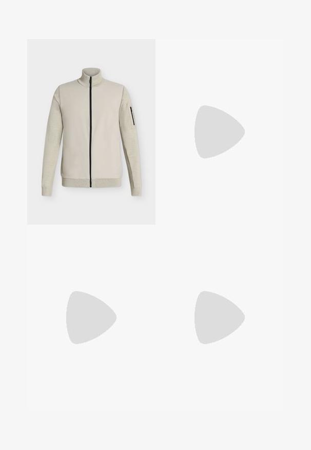 Beige Jacke mit durchgehendem Reißverschluss, mit geripptem Kragen, Bündchen und Saum, ausgestattet mit einer Reißverschlusstasche am linken Ärmel.; Schlichtes weißes T-Shirt mit kurzen Ärmeln und kleinem schwarzen "BOSS"-Logo auf der linken Brust, vor hellem Hintergrund gezeigt.; Weiße, schmal zulaufende Jogginghosen mit elastischem Bund, schwarzem Kordelzug, elastischen Bündchen an den Knöcheln und einem dezenten kleinen Logo auf der rechten Hüfte.; Beige und weiße Wildleder-Sneaker mit Schnürsenkeln und „BOSS“-Logo, schwebend über einem polierten Betonboden mit Glasbausteinwänden im Hintergrund.