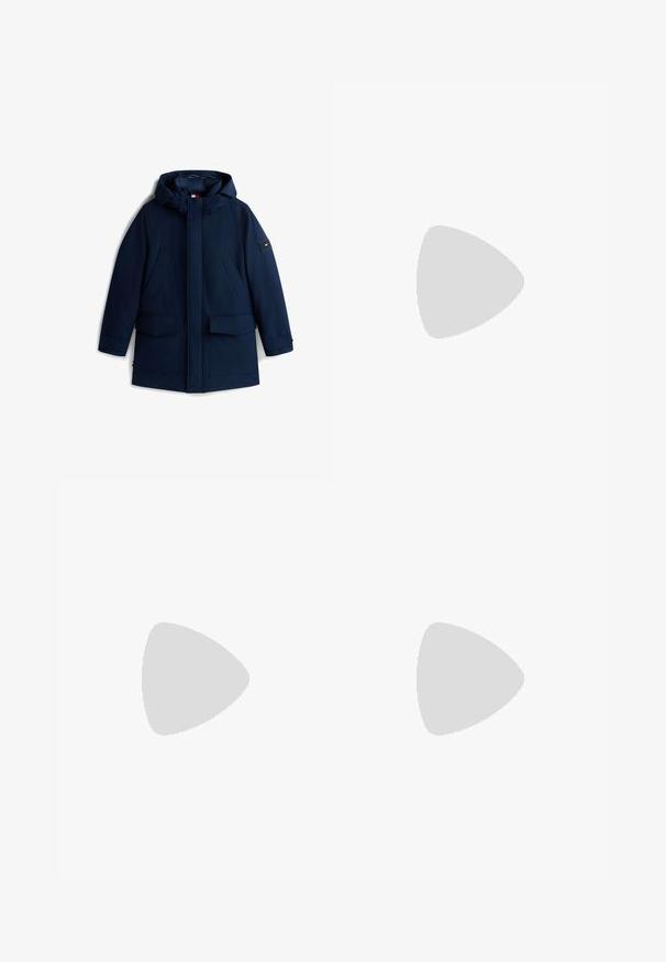 Mørkeblå vinterjakke med hætte, lynlås foran, trykknapper, to brystlommer og to store lommer med klap nederst.; Beige ribbet turtleneck sweater med lange ærmer, som har en tætsiddende silhuet og struktureret strikkemønster. Lavet af et blødt materiale.; Beige, lette bomuldsbukser med plisset front, knaplukning og lige ben, der har en glat tekstur og ingen synlige mønstre.; Sorte lædersko med glat tekstur, rund tå og lav, præget syning. Tykk gummisål med let hæl og skridsikker mønster.
