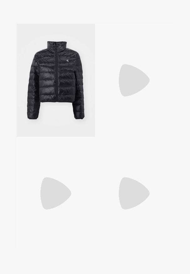 Chaqueta puffer negra hecha de un material brillante y ligero, con un diseño recortado, cuello alto y cierre de cremallera. Presenta un patrón acolchado y un logo.; Vestido negro de manga larga con cuello alto, hecho de una tela suave. Presenta un corte recto y una cremallera en la parte posterior. Diseño minimalista, sin patrones.; Botín negro de cuero con punta puntiaguda y tacón bajo estilo kitten, mostrado en ángulo sobre un suelo pulido y con una pared de bloques de vidrio de fondo.; Mini bolso negro de cuero para hombro con correa delgada y pequeño logo dorado CK en el centro frontal.