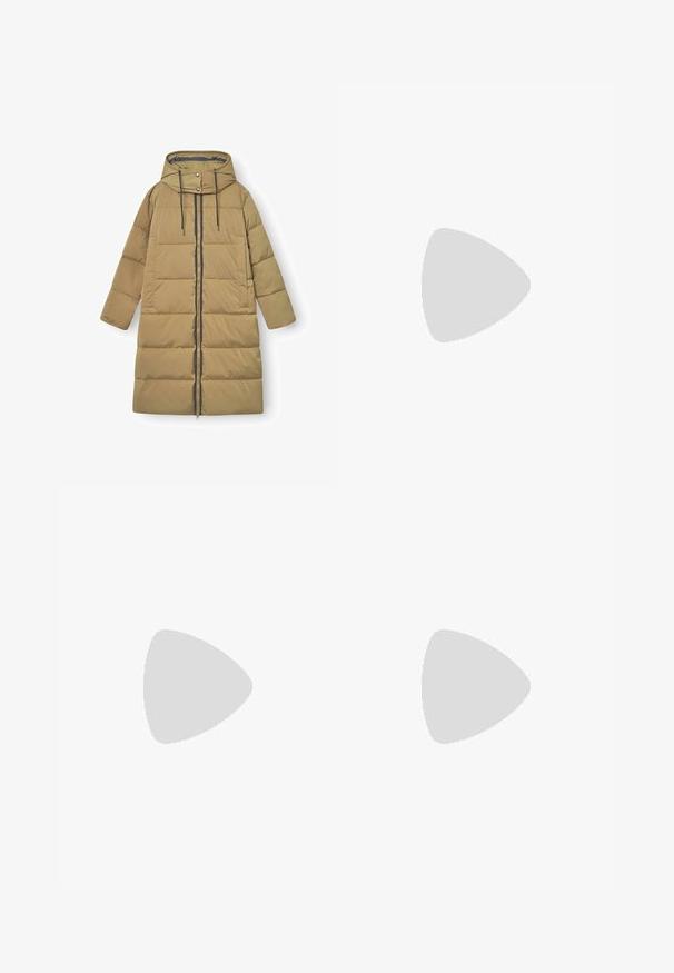 Abrigo largo beige acolchado de invierno con capucha, cremallera frontal, botones de presión y cordones para ajuste.; Sudadera de forro polar verde oliva con un cuello alto, tres botones y un bolsillo en el pecho con cremallera. Textura suave con detalles de costura en contraste.; Pantalones cargo de corte ancho de color marrón claro con cintura con cordón y bolsillos con solapa en cada pierna, con un pequeño logo blanco de Puma en el lado derecho.; Bota de senderismo alta marrón con suela negra, ojales de metal, etiqueta Gore-Tex y cuello acolchado diseñada para uso al aire libre.