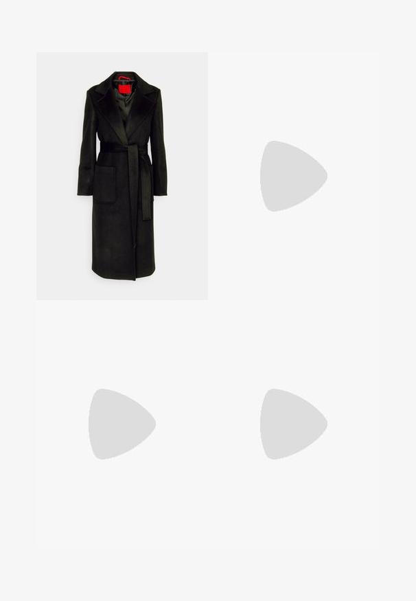 Langer schwarzer Mantel aus weichem Stoff, mit einem breiten Kragen, Fronttaschen, einem taillierten Gürtel und einem glatten Futter.; Schwarzes Satin-Wickelkleid mit langen Ärmeln, V-Ausschnitt und gerafften Ärmeldetails. Die glatte Textur und die taillierte Silhouette betonen das elegante Design.; Schwarze knielange Stiefel aus glattem Leder mit einem diagonalen Nahtdesign und einem flachen, niedrigen Absatz. Sie verfügen über eine Schlaufe an der Rückseite.; Schwarze rechteckige Tragetasche mit geflochtenen Griffen und kleinem goldfarbenem Tommy Hilfiger-Logo mittig auf der Vorderseite.