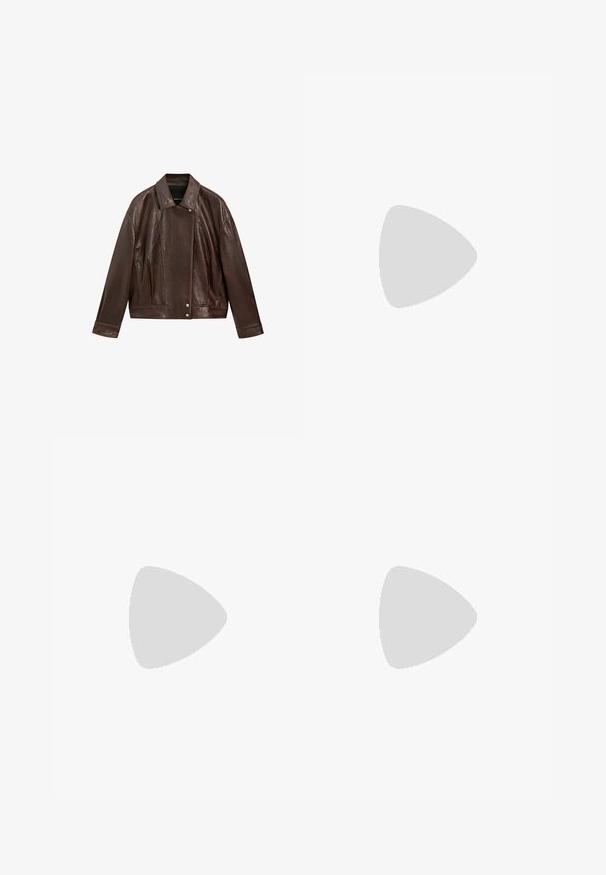 Dunkelbraune Lederjacke mit langen Ärmeln, Stehkragen und Druckknopfverschluss vorne.; Weißes Baumwoll-T-Shirt mit kurzen, aufgerollten Ärmeln, rundem Ausschnitt und geradem Saum. Glatte Textur ohne sichtbare Muster oder Akzente.; Graue Jeans aus Denim mit geradem Bein, mit Used-Effekten, fünf Taschen und kupferfarbenen Nieten. Der Bund verfügt über ein Logoshirt.; Braune Leder-Slipper im Mokassin-Stil, mit dekorativen Schnürungen, goldenen Ösen und einer strukturierten Gummisohle.