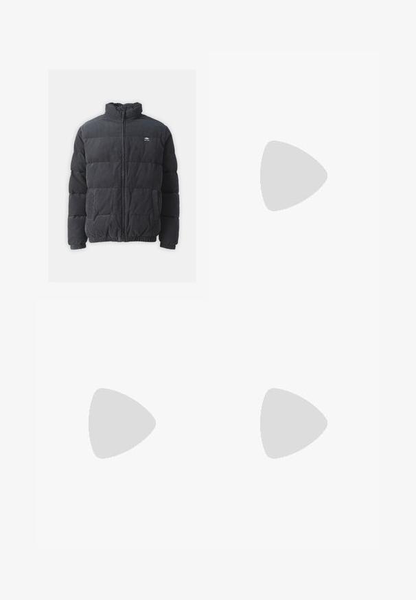 Rip Curl RINCON PUFFER JACKET - Winterjas - washed black; Witte T-shirt met korte mouwen en ronde hals met een klein zwart New Balance-logo op de linker bovenkant van de borst op een effen lichte achtergrond.; Denim wijde broek in donkerblauw. Kenmerken zijn een hoge taille, riemlussen en een klassiek vijf-pocket ontwerp. Gestikte zoom met een schone afwerking.; Zwarte en grijze sport schoenen met een bovenwerk van mesh en suede, voorzien van een witte tussenzool, veters en een gedurfde "N"-logo aan de zijkant.