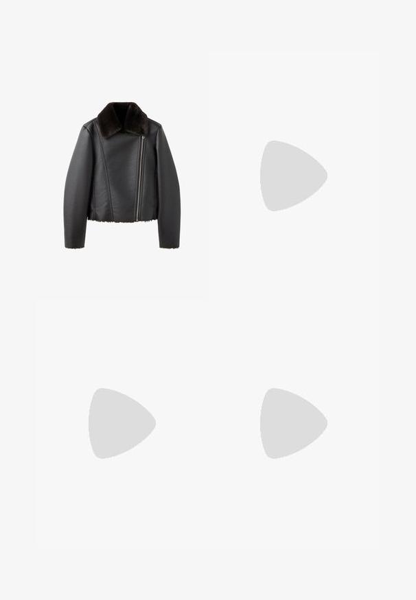Chaqueta de cuero negra con cremallera frontal asimétrica y cuello de piel oscura y suave, mangas largas y ribete de piel en el dobladillo y los puños.; Camiseta negra de manga larga con cuello redondo y diseño ajustado y sencillo, mostrada sobre fondo blanco.; Leggings negros con una cinturilla elástica gruesa. Hechos de un material suave y elástico, ajustados para un silueta entallada y sin patrones visibles.; Bota alta negra con suela gruesa y tacón bajo de bloque, textura lisa y pequeño lazo en la parte trasera superior para facilitar el calzado.