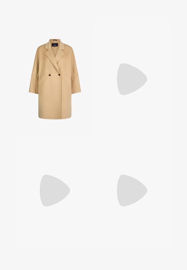 Beige wollen jas met brede revers, twee donkere knopen, schuine steekzakken en een relaxte, oversized pasvorm, getoond aan een hanger.; Gebreide jurk in crème met ribbelstructuur, met lange mouwen, een aansluitende pasvorm en een ronde hals. Verfraaid met subtiele details.; Grijze leren enkelboot met een slank ontwerp, spitse neus en een korte blokhak. Gladde textuur met minimale merkvoering aan de zijkant.; Zilveren druppeloorbellen met gladde, ronde, reflecterende oppervlakken die hangen aan klapring-sluitingen. Achtergrond is puur wit.