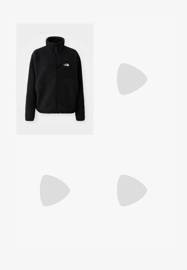 Zwarte fleece jas met een hoge kraag, volledige ritssluiting en een borstzak aan de linkerkant met een logo. De stof heeft een zachte, gestructureerde oppervlakte.; Crèmekleurig katoenen t-shirt met korte mouwen, ronde hals en klein logo aan de voorkant. Eenvoudig ontwerp, zachte textuur en ontspannen pasvorm.; The North Face W QUEST SOFTSHELL PANTS - Broek - tnf black; Beige schoenen met rode veters, geplaatst op een blauwe, gestructureerde ondergrond, onthullen gedeeltelijk de enkel van een persoon. De schoenen hebben een sportief ontwerp.