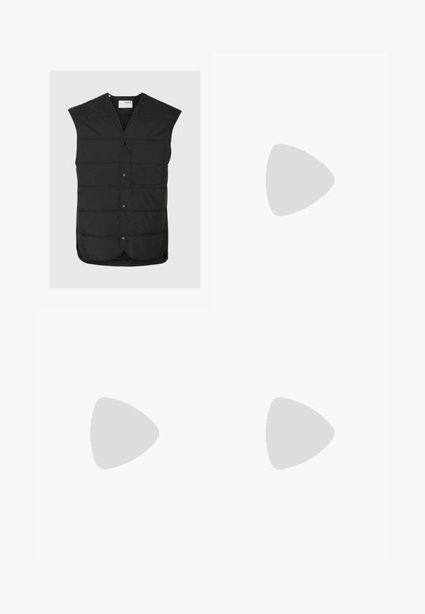 Zwart doorgestikt mouwloos vest met drukknopen aan de voorkant en een enkele borstzak aan de linkerkant.; Zwarte geribbelde gebreide hoodie met een voorzak en een capuchon met trekkoord. Heeft een losse fit en een gestructureerd patroon op de stof.; Zwarte denim wijde pijpen broek met gele stiksels, vijf zakken ontwerp en een medium tailleband. Textuurstof met een gladde afwerking.; Zwarte en grijze Nike hardloopschoen met een bovenwerk van gaas, verzachtende zool, zichtbare luchtkussens en veters op een effen witte achtergrond.