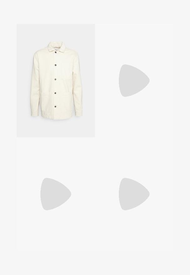 KnowledgeCotton Apparel Lichte jas - raw cotton; Eenvoudig wit T-shirt met korte mouwen en ronde hals, losse pasvorm en zonder zichtbare logo's of ontwerpen aan de voorkant.; Grijze denim jeans met een recht ontwerp, voorzien van voorzakken en een klassieke knoopsluiting. Glad textuur met subtiele vervaging.; Witte leren sneaker met witte veters, weergegeven op een beige textuurovervlak en een zacht vervaagd achtergrond.